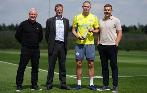 FIFPRO世界最佳11人獎杯頒發，曼城球員成最大贏家